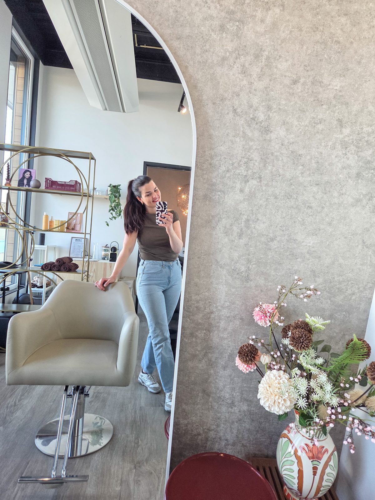 Mandy in haar salon, in de gebogen spiegel
