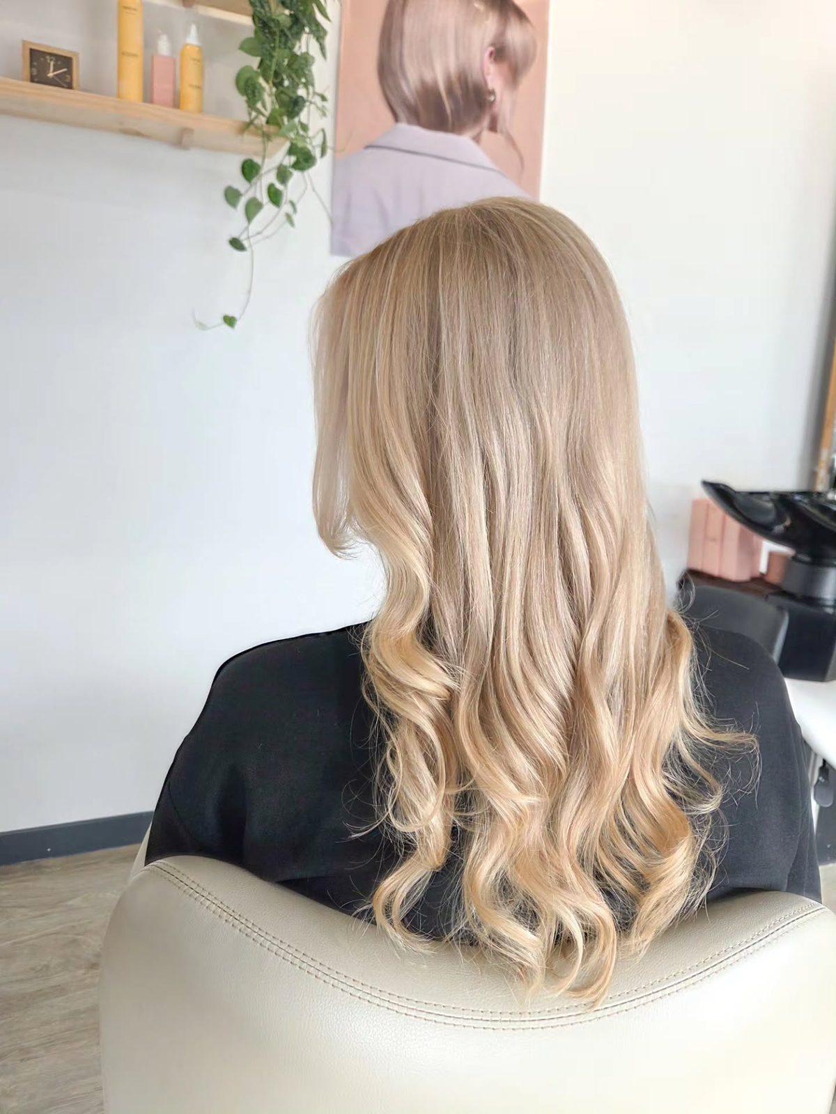 IJsblond lang haar met zachte krul